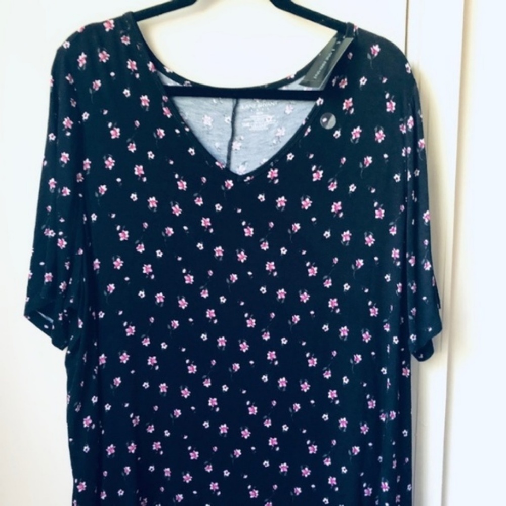 Lane Bryant 22/24 black v-neck pink floral tee